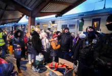 La ciudad ucraniana de Mariupol detiene las evacuaciones debido al incendio en curso