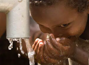 La conferencia de negocios 'Globe' de Israel muestra la destreza en agua y tecnología limpia del país 10 child africa water