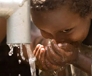 La conferencia de negocios 'Globe' de Israel muestra la destreza en agua y tecnología limpia del país 1 child africa water