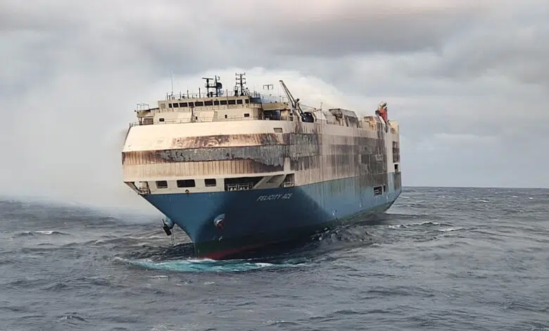 La lucha contra incendios ha resultado complicada ya que hay autos en llamas a bordo. 1 La lucha contra incendios ha resultado complicada ya que hay autos en llamas a bordo.