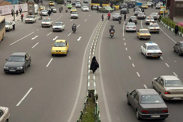 Las emisiones de CO2 de Oriente Medio se duplicarán en 30 años 1 robed arab woman crossing road image