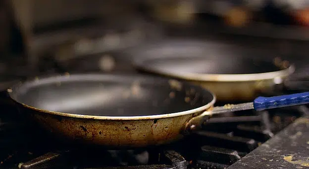 Las ollas recubiertas de cerámica pueden matarlo con color 1 kolbotek frying pan neoflam, mom hitting pan