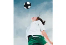 Los cabezazos de fútbol causan más daño cerebral a las jugadoras