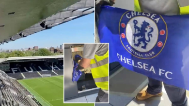 Los constructores pro-Chelsea esconden la bandera del club dentro del nuevo stand en Craven Cottage en Fulham