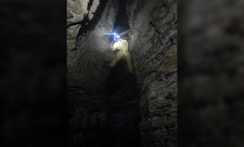 Los pasajes ocultos llevan a los exploradores a las cuevas más profundas de Down Under 1 A caver exploring Australia