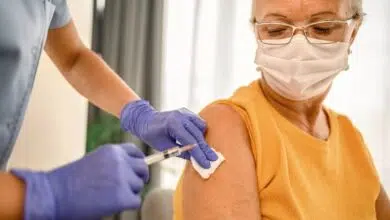 Más mujeres que hombres se vacunan contra el COVID