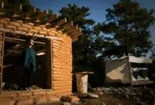 Mujer construye casa de bolsa de tierra sin conexión a la red en Turquía por $ 3,761