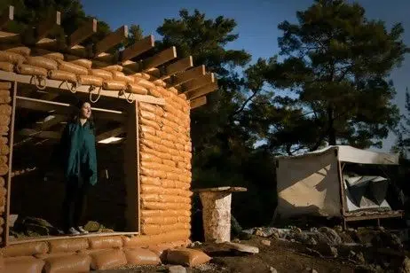 Mujer construye casa de bolsa de tierra sin conexión a la red en Turquía por $ 3,761 1 Mujer construye casa de bolsa de tierra sin conexión a la red en Turquía por $ 3,761