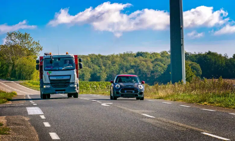 No exceda la velocidad máxima al adelantar 1 No exceda la velocidad máxima al adelantar