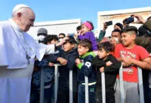 Papa Francisco encuentra 'ojos llenos de miedo' en sermón de inmigrantes en Lesbos