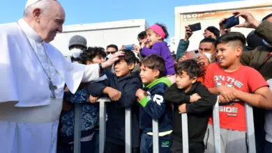 Papa Francisco encuentra 'ojos llenos de miedo' en sermón de inmigrantes en Lesbos 6 Papa Francisco encuentra 'ojos llenos de miedo' en sermón de inmigrantes en Lesbos