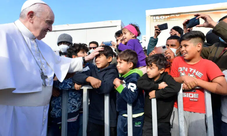 Papa Francisco encuentra 'ojos llenos de miedo' en sermón de inmigrantes en Lesbos 1 Papa Francisco encuentra 'ojos llenos de miedo' en sermón de inmigrantes en Lesbos