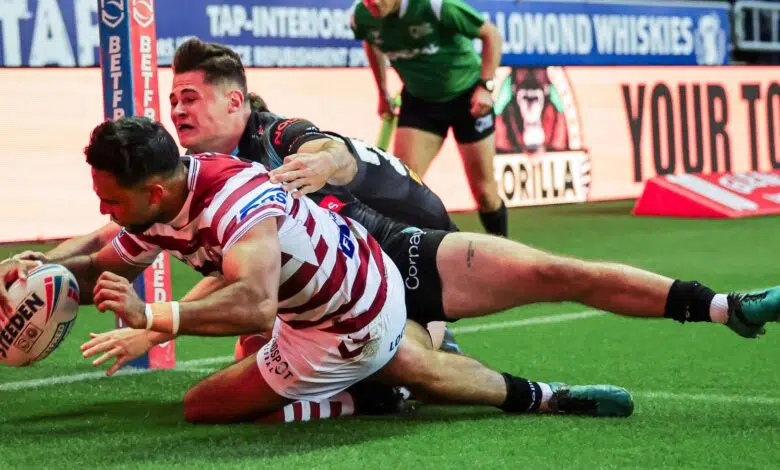 Premier League: Wigan domina St Helens para asegurar el resumen de la victoria del derbi 1 Wigan’s Bevan French scores a try against St Helens (SWpix.com)