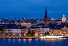 Suecia toma medidas de higiene más estrictas, restringe bares y restaurantes