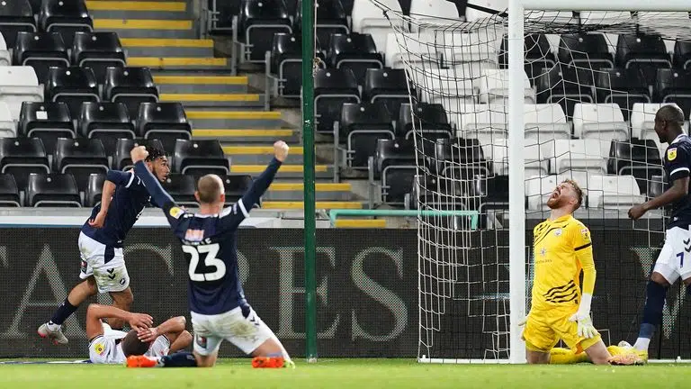 Swansea 2 - 2 Millwall 1 El gol en propia puerta de Nathan Wood de Swansea City le dio a Millwall un empate 2-2 en el Campeonato.