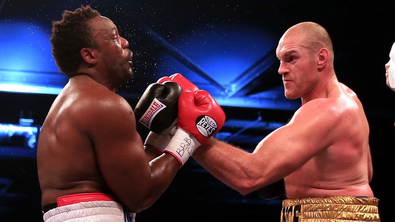Joseph Parker sobre la única forma en que Derek Chisora ganó su pelea con Tyson Fury: 'Realmente tomó un golpe para cambiar todo' | Noticias del boxeo 3 Boxeo - BBBofC y EBU Heavyweight Championship - Dereck Chisora v Tyson Fury - ExCel Arena Tyson Fury (derecha) se enfrenta a Dereck Chisora en una pelea eliminatoria por el Campeonato mundial de peso pesado de la OMB y el Campeonato británico y de peso pesado de la Commonwealth en el ExCel Arena en Londres.