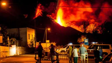 Volcán de La Palma arroja ceniza, escuelas cerradas, viajes aéreos interrumpidos