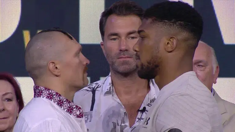 ¡Oleksandr Usyk y Anthony Joshua se niegan a romper el enfrentamiento de 107 segundos! | Vídeo | Ver programas de televisión 1 Sky Sports