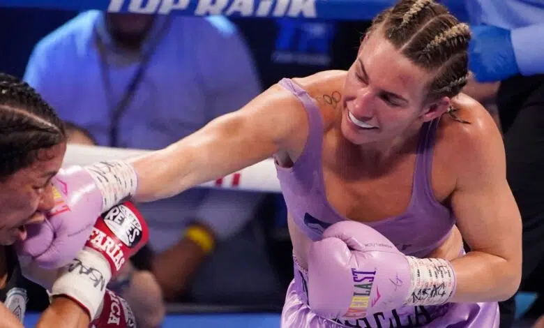 Mikaela Mayer emocionada de romper barreras en la cartelera femenina 'icónica' Claressa Shields vs Savannah Marshall | Noticias del boxeo 1 Mikaela Mayer hits Erica Farias, of Argentina, in a WBO female junior lightweight title fight Saturday, June 19, 2021, in Las Vegas. (AP Photo/John Locher)