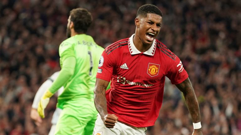 Jurgen Klopp dice que Liverpool sigue tratando de fortalecerse en la ventana de transferencia, pero debe ser el jugador adecuado | Noticias de futbol 5 Marcus Rashford del Manchester United celebra después de anotar contra el Liverpool