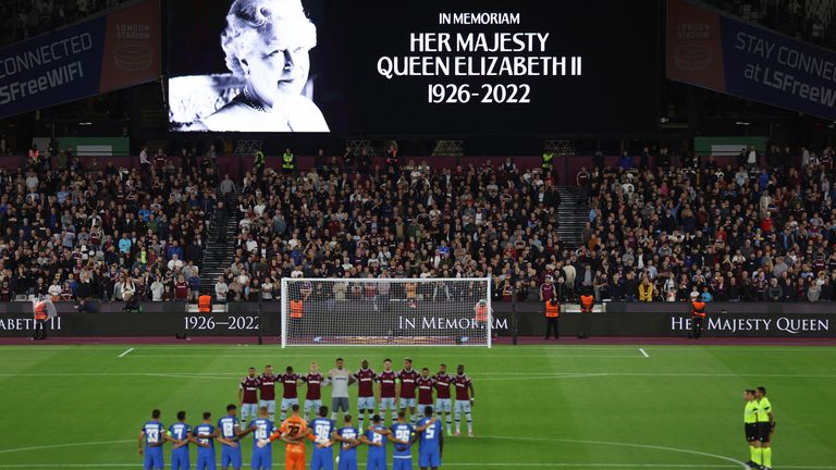 Muere la reina Isabel II a los 96 años 4 Los jugadores del West Ham y FCSB guardan un minuto de silencio tras la muerte de la reina Isabel II
