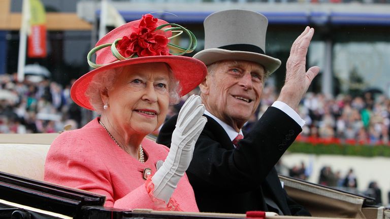 Muere la reina Isabel II a los 96 años 2 Sky Sports recuerda la pasión de la reina Isabel II por el deporte, especialmente las carreras de caballos.