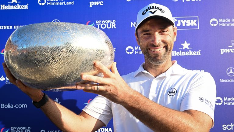 Made in HimmerLand: Oliver Wilson gana su primer título DP World Tour desde 2014 de un golpe Golf News 3 Wilson muestra con orgullo el trofeo