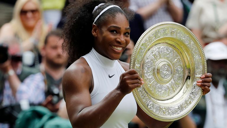 US Open: Serena Williams elogia el impacto de Tiger Woods noticias de tenis 4 Serena Williams, de Estados Unidos, vence a Angelique Kerber, de Alemania, en la final individual femenina para reclamar su trofeo el día 13 del torneo de tenis de Wimbledon en Londres, el sábado 9 de julio de 2016. Después de todo, Serena Williams jugará en Wimbledon este año. Williams recibió una calificación de comodín individual, anunció el All England Club a través de Twitter el martes 14 de junio de 2022. (Foto AP/Ben Curtis, archivo)