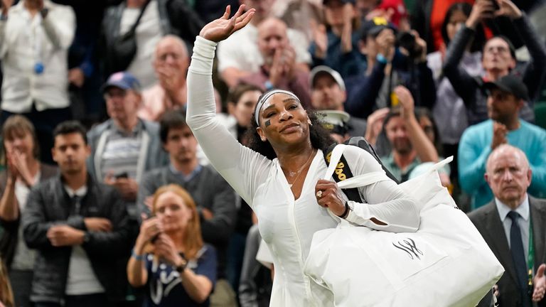 US Open: Serena Williams elogia el impacto de Tiger Woods noticias de tenis 5 Serena Williams saluda al salir de la cancha después de perder ante la francesa Harmony Tan en la primera ronda del partido individual femenino en el segundo día del torneo de tenis de Wimbledon en Londres, el martes 28 de junio de 2022.