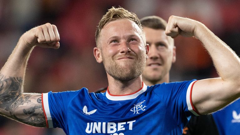 Alfredo Morelos: el delantero de los Rangers todavía tiene futuro, dice el técnico Giovanni van Bronckhorst | Noticias de futbol 3 Eindhoven, Escocia - 24 de agosto: Scott Arfield de Rangers en PSV Eindhoven y Rangers en el Philips Stadium en Eindhoven, Holanda el 24 de agosto de 2022 Celebración a tiempo completo durante el partido de la ronda de play-off de la Liga de Campeones de la UEFA. (Foto por Alan Harvey/Grupo SNS)