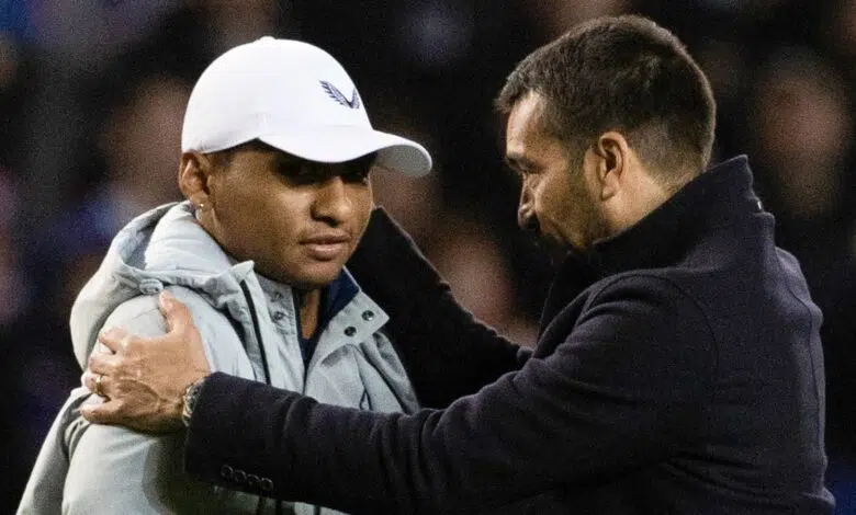 Alfredo Morelos: el delantero de los Rangers todavía tiene futuro, dice el técnico Giovanni van Bronckhorst | Noticias de futbol 1 Rangers manager Giovanni van Bronckhorst (R) with injured striker Alfredo Morelos