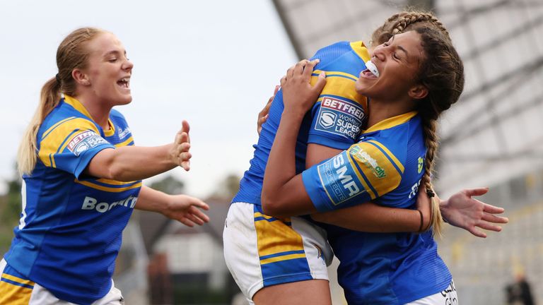 Premier League Femenina: Leeds Rhinos acaba con el reinado de St Helens, York City Cavaliers llega a su primera final Rugby League news 7 Sophie Robinson intenta dos veces cuando Leeds expulsa a St Helens