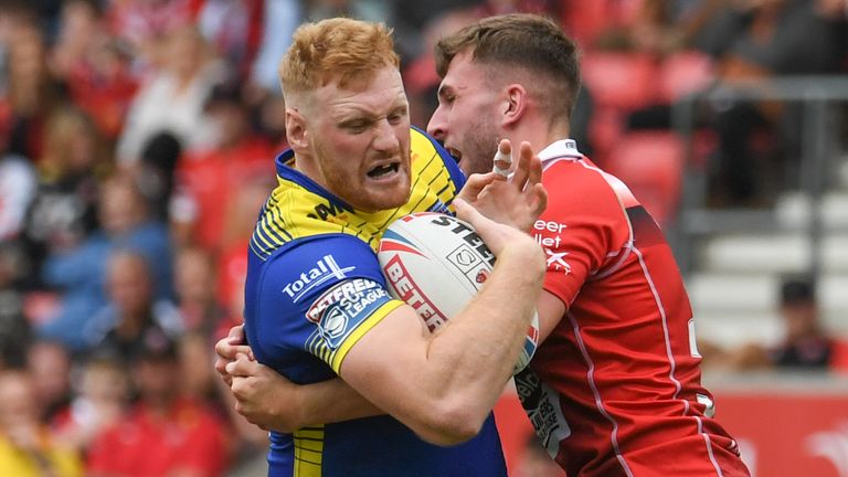 Salford 14 - 32 Warrington 2 Warrington apoya a Joe Bullock para enfrentarse a la defensa de Salford