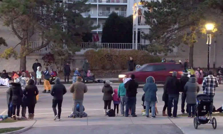 Accidente automovilístico mata en desfile navideño de Wisconsin, según informes 1 Accidente automovilístico mata en desfile navideño de Wisconsin, según informes