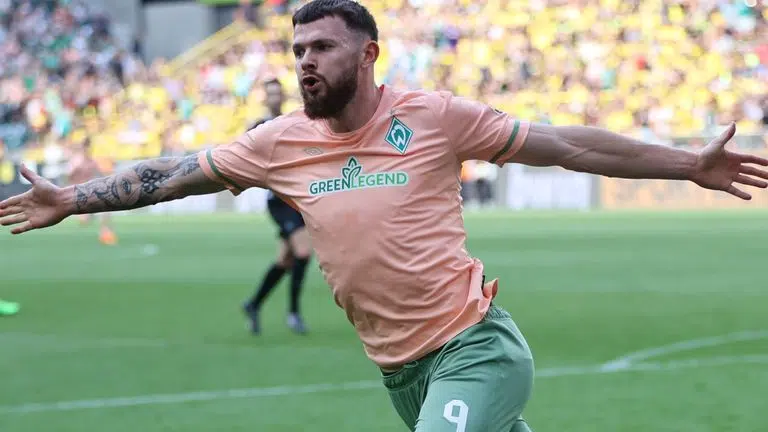 B Dortmund 2 - 3 W Bremen 1 Oliver Jason Burke de Bremen celebra su tercer gol en el partido de la Bundesliga entre el Borussia Dortmund y el SV Werder Bremen en el Signal Iduna Park de Dortmund el 20 de agosto de 2022.