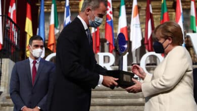 El Rey Felipe VI de España otorga a Merkel el Premio Europeo Carlos V