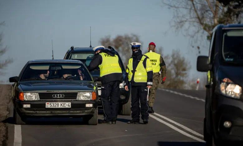 El ejército polaco dispara cañones de agua a los inmigrantes en la frontera con Bielorrusia 1 El ejército polaco dispara cañones de agua a los inmigrantes en la frontera con Bielorrusia