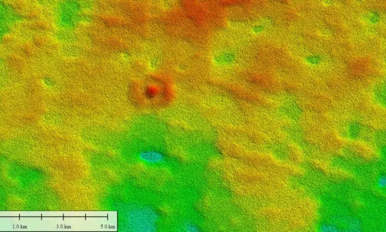 Enorme 'diana' en el desierto australiano es evidencia de un antiguo arrecife de coral 1 radar image shows a bullseye-shaped mound in a mostly flat landscape; image is shown from above and looks like a heat map with red representing high points and green representing low