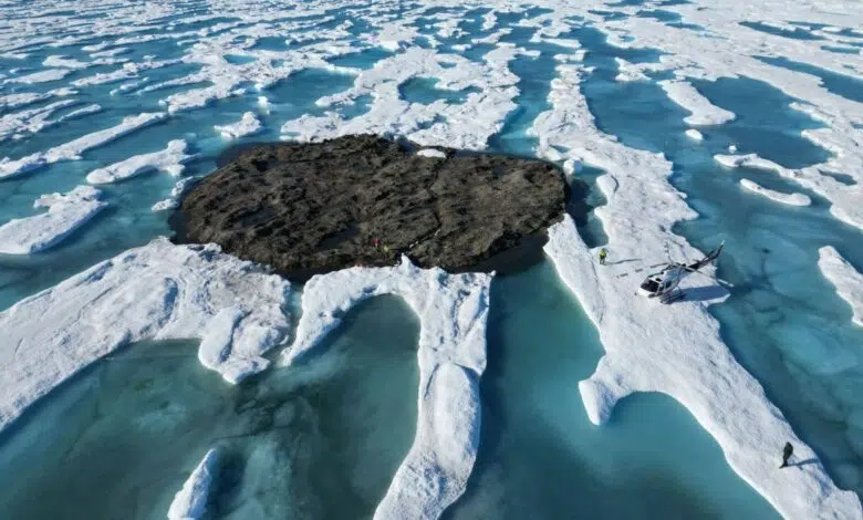 La desaparición de la 'isla fantasma' del Ártico puede ser en realidad un iceberg sucio 1 Overhead photo of Qeqertaq Avannarleq, a Ghost Island which turned out to be a dirty iceberg.