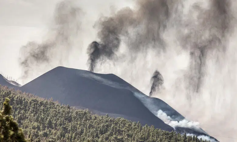 La lava que fluye del volcán de La Palma se acerca al pueblo de La Laguna 1 La lava que fluye del volcán de La Palma se acerca al pueblo de La Laguna