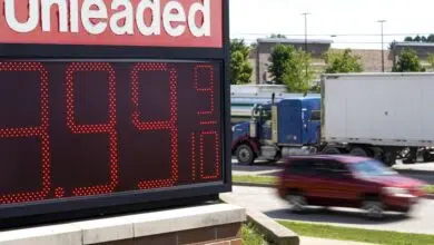 Los consumidores de EE. UU. tienen más confianza en agosto a medida que caen los precios de la gasolina - Chicago Tribune