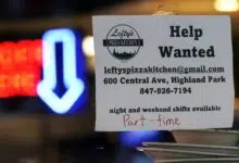 Menos estadounidenses solicitaron beneficios de desempleo la semana pasada - Chicago Tribune