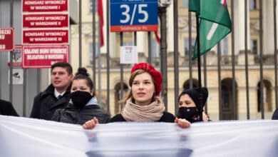 Polonia afirma que Bielorrusia equipa a los inmigrantes para violar la frontera