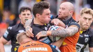 Premier League - Los Saints ganan el League Leaders Shield, Salford en el resumen de los playoffs 15 Picture by Allan McKenzie/SWpix.com - 29/08/2022 - Rugby League - Betfred Super League Round 26 - Castleford Tigers v Salford Red Devils - the Mend A Hose Jungle, Castleford, England - Salford's Brodie Croft is tackled by Castleford's Joe Westerman & Nathan Massey.