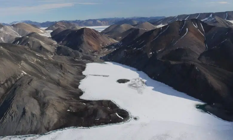 Virus gigante está infectando algas en lagos flotantes del Ártico 1 The Milne Fiord epishelf lake in Neige Bay, Canada.