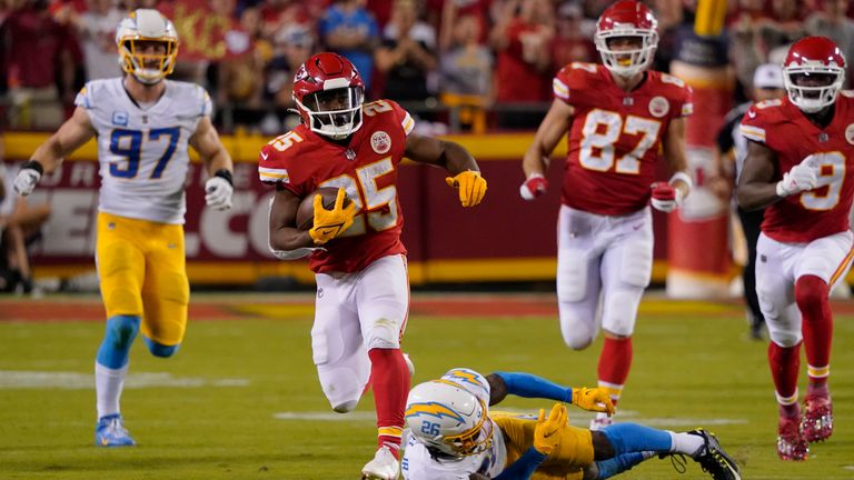Cargadores 24-27 Jefes: Justin Herbert se lastima una costilla, Kansas City se recupera de un déficit de 10 puntos, pero Los Ángeles QB dice 'bien' | Noticias de la NFL 5 El corredor de los Kansas City Chiefs, Clyde Edwards-Hiller, logró 52 yardas, la mejor marca de su carrera, contra Los Angeles Chargers.