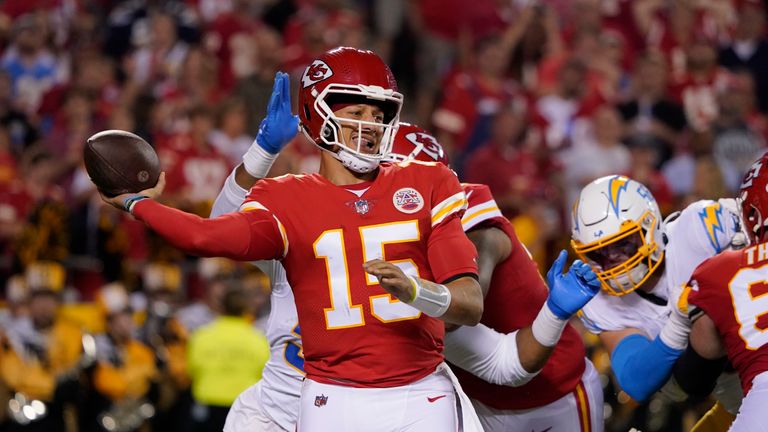 Cargadores 24-27 Jefes: Justin Herbert se lastima una costilla, Kansas City se recupera de un déficit de 10 puntos, pero Los Ángeles QB dice 'bien' | Noticias de la NFL 3 El mariscal de campo de los Kansas City Chiefs, Patrick Mahomes, lanzó un gran touchdown de brazo lateral a Jerick McKinnon contra Los Angeles Chargers.