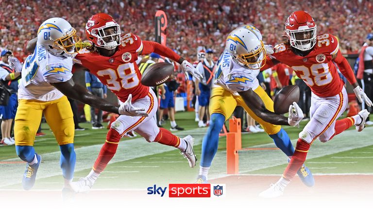 Cargadores 24-27 Jefes: Justin Herbert se lastima una costilla, Kansas City se recupera de un déficit de 10 puntos, pero Los Ángeles QB dice 'bien' | Noticias de la NFL 7 El receptor abierto de Los Angeles Chargers, Mike Williams, atrapa un touchdown con una mano contra los Kansas City Chiefs.