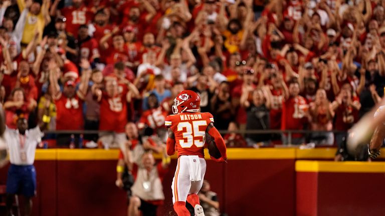 Cargadores 24-27 Jefes: Justin Herbert se lastima una costilla, Kansas City se recupera de un déficit de 10 puntos, pero Los Ángeles QB dice 'bien' | Noticias de la NFL 9 ¡El esquinero novato de los Kansas City Chiefs, Jaylen Watson, interceptó un pase del mariscal de campo de Los Angeles Chargers, Justin Herbert, y lo devolvió para un touchdown de 99 yardas!