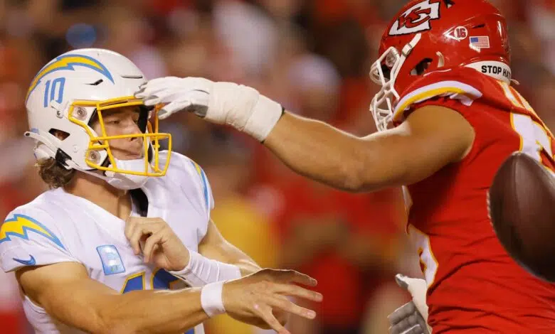 Cargadores 24-27 Jefes: Justin Herbert se lastima una costilla, Kansas City se recupera de un déficit de 10 puntos, pero Los Ángeles QB dice 'bien' | Noticias de la NFL 1 Cargadores 24-27 Jefes: Justin Herbert se lastima una costilla, Kansas City se recupera de un déficit de 10 puntos, pero Los Ángeles QB dice 'bien' | Noticias de la NFL